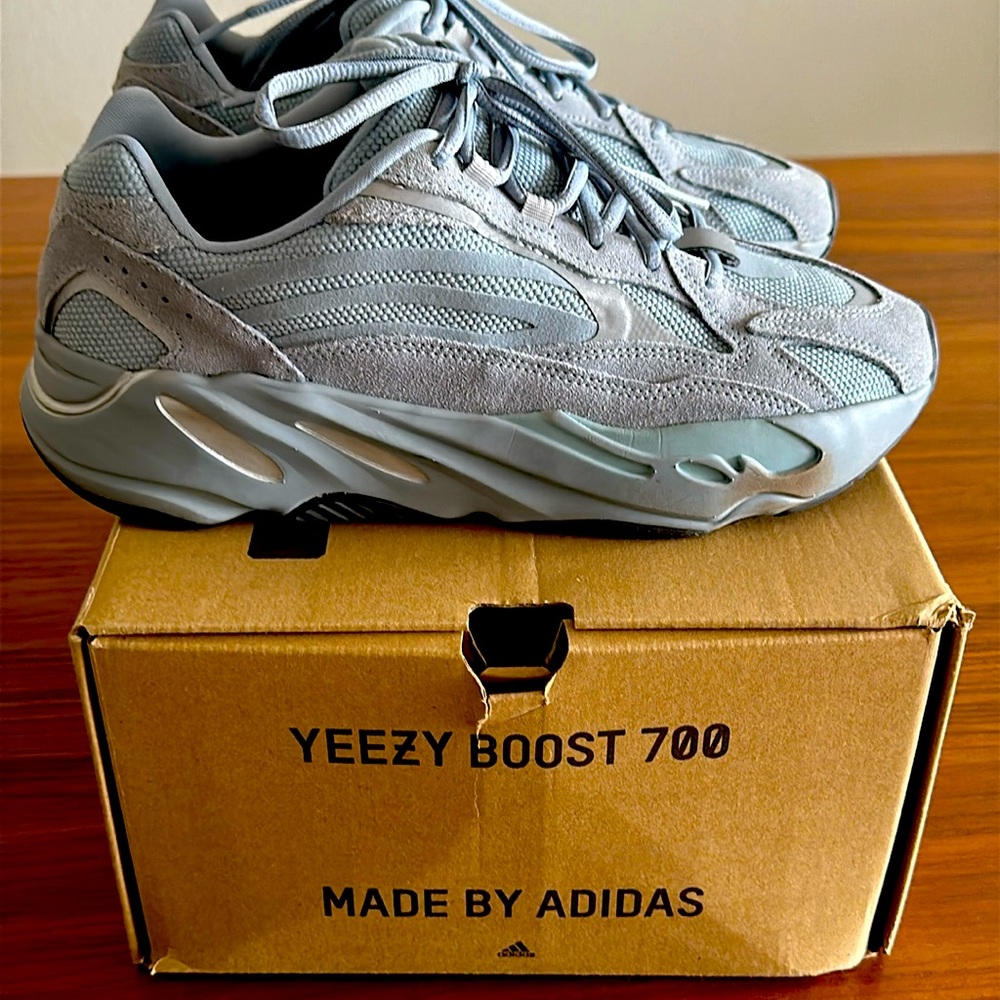 Yeezy boost 700